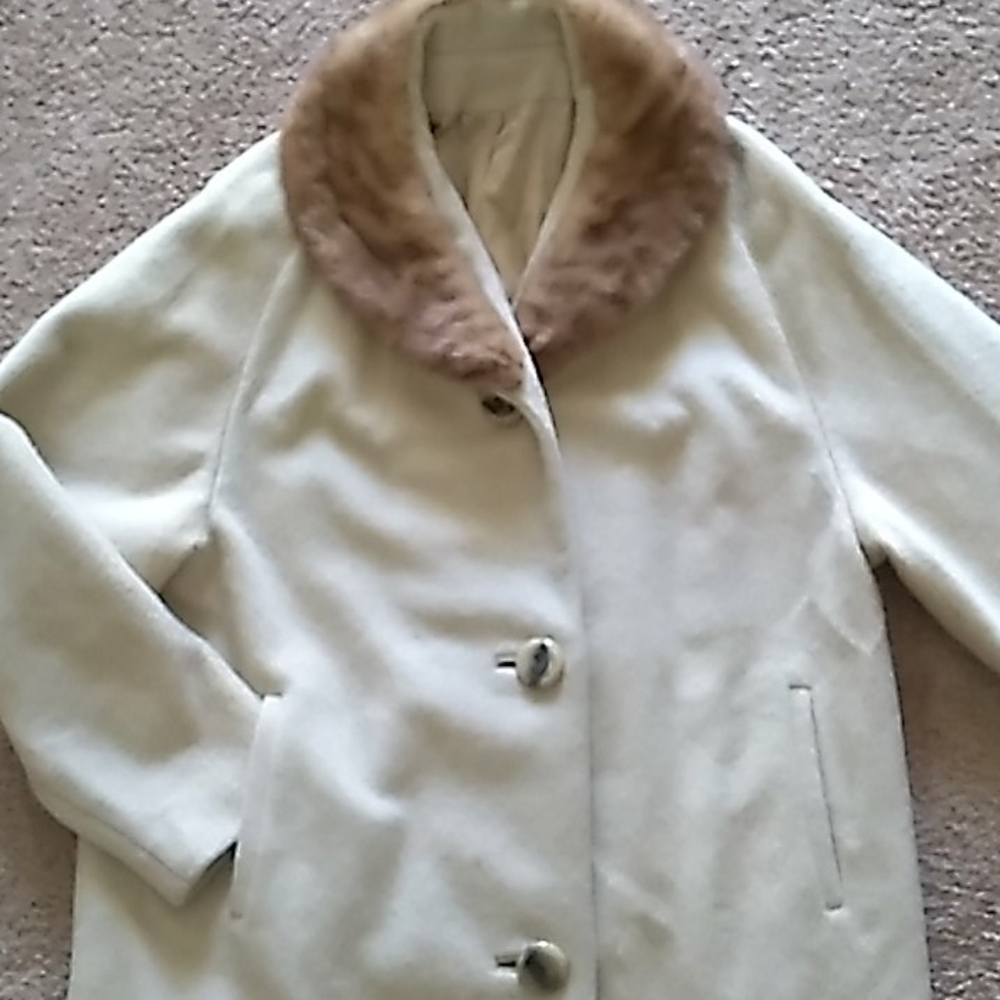 Cream wool coat w/beautiful brwn mink collar, 3/4
